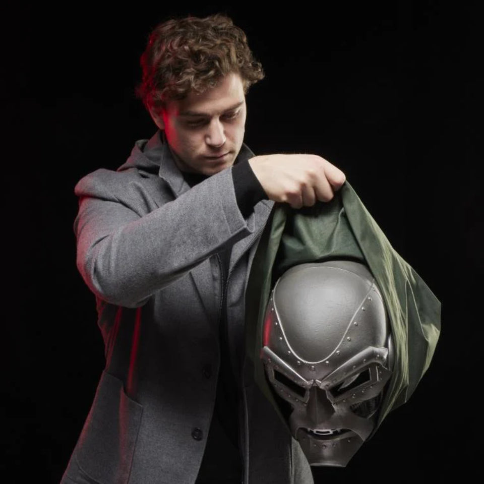 [Preventa] Doctor Doom Helmet with Hood Replica Marvel Legends
