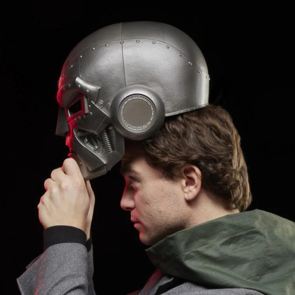 [Preventa] Doctor Doom Helmet with Hood Replica Marvel Legends