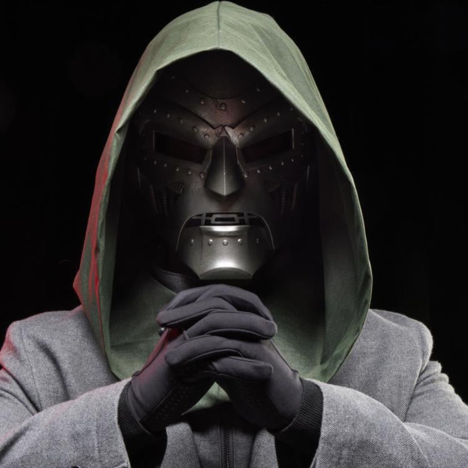 [Preventa] Doctor Doom Helmet with Hood Replica Marvel Legends