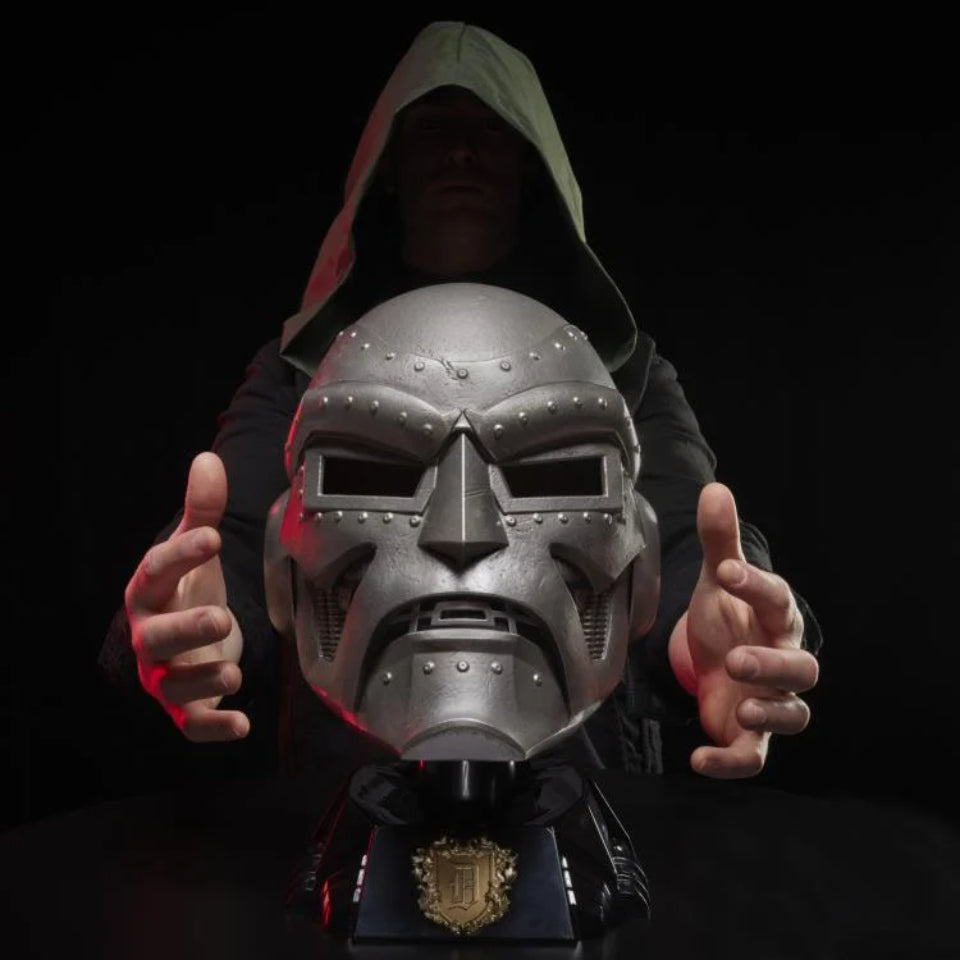 [Preventa] Doctor Doom Helmet with Hood Replica Marvel Legends